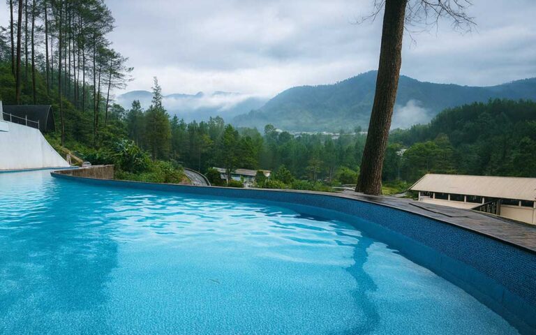Obyek Wisata Kolam renang Air Panas Guci Garden Tegal, hutan pinus sekitar Guci Tegal
