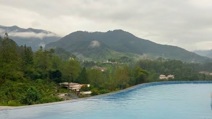 Obyek Wisata Kolam renang Air Panas Guci Garden Tegal, hutan pinus sekitar Guci Tegal