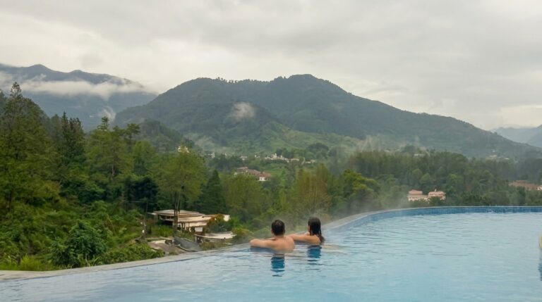 Obyek Wisata Kolam renang Air Panas Guci Garden Tegal, hutan pinus sekitar Guci Tegal